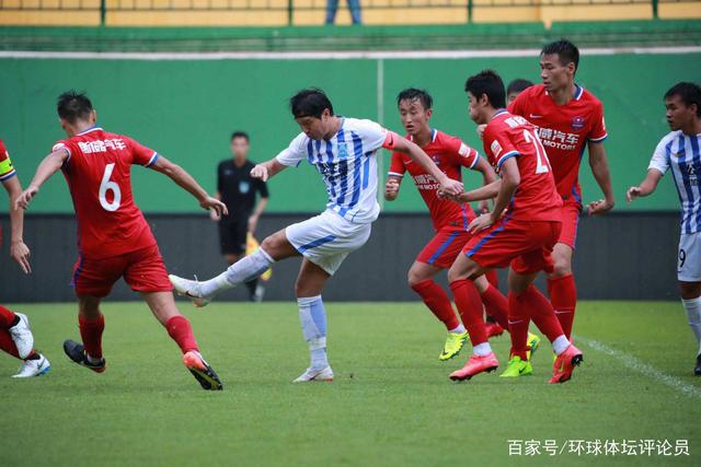 周琦扭伤膝盖痛苦倒地 被担架抬出球场